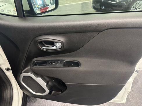 Used 2018 Jeep Renegade Latitude w/ UConnect 8.4 Nav Group image 12