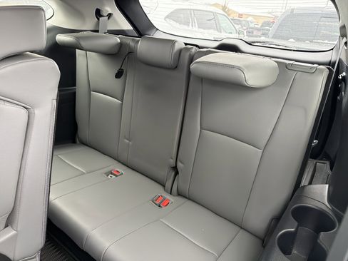 Used 2023 Toyota Highlander XLE image 27