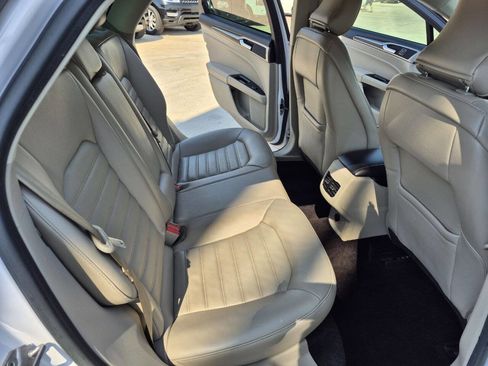 Used 2017 Ford Fusion SE w/ Fusion SE Technology Package image 17