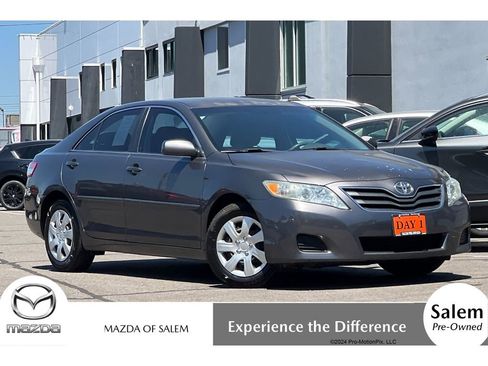 Used 2011 Toyota Camry LE image 1