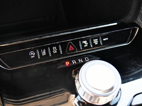 Used 2024 Jeep Wagoneer L Series II RWD image 32