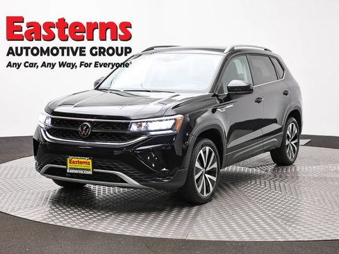 Used 2024 Volkswagen Taos SE FWD image 1