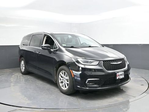Used 2024 Chrysler Pacifica Touring-L FWD image 6