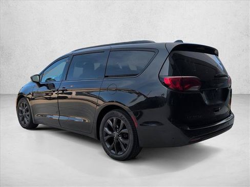 Used 2018 Chrysler Pacifica Touring-L Plus FWD image 3