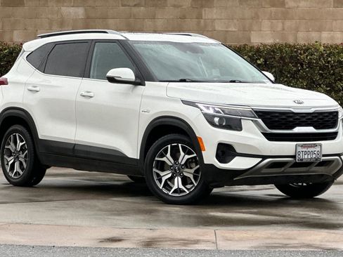 Used 2021 Kia Seltos EX image 2