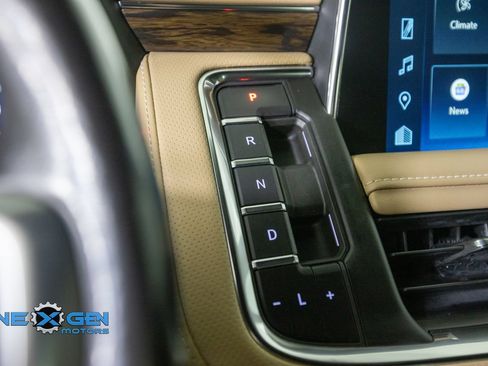 Used 2022 Chevrolet Suburban Premier AWD/4WD image 21