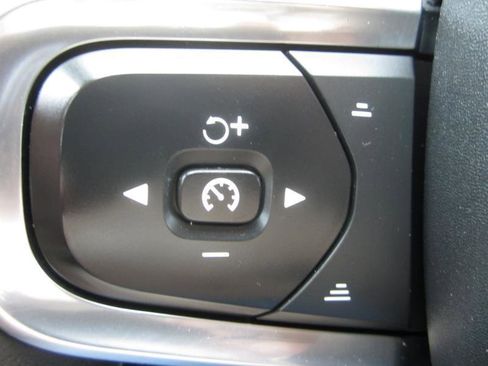 Used 2021 Volvo XC40 T5 Momentum image 22