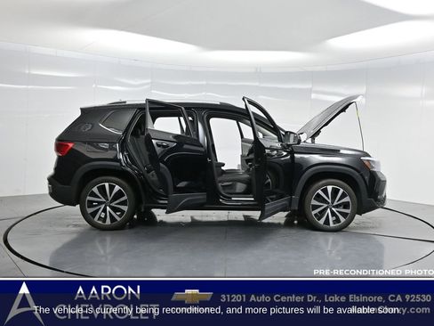 Used 2023 Volkswagen Taos SE w/ Panoramic Sunroof Package image 3