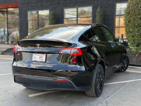 Used 2022 Tesla Model Y Long Range image 12