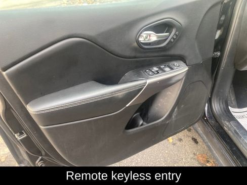 Used 2019 Jeep Cherokee Limited image 13