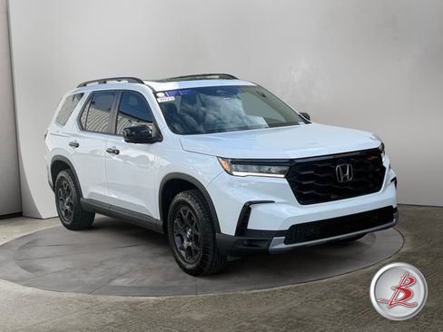 Used 2025 Honda Pilot TrailSport image 1