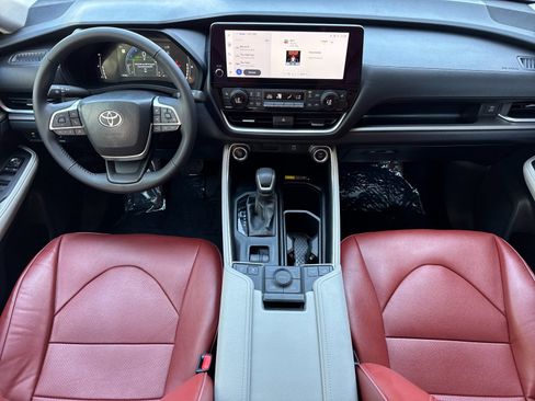 Used 2025 Toyota Grand Highlander AWD image 12