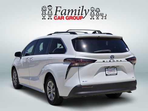 Used 2025 Toyota Sienna XLE FWD image 3