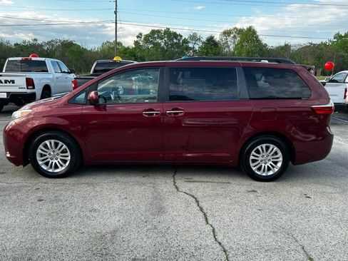 Used 2016 Toyota Sienna XLE Premium image 2