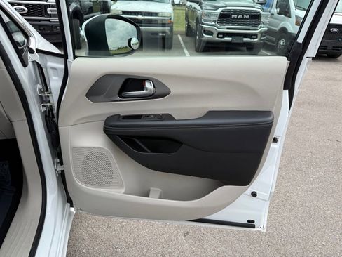 Used 2023 Chrysler Pacifica Touring-L FWD image 21