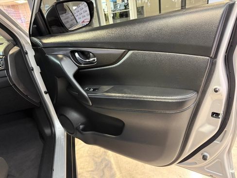 Used 2020 Nissan Rogue SV image 40