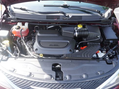 Used 2020 Chrysler Pacifica Touring-L image 27