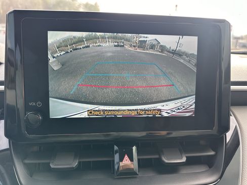 Used 2025 Toyota Corolla Cross LE image 14