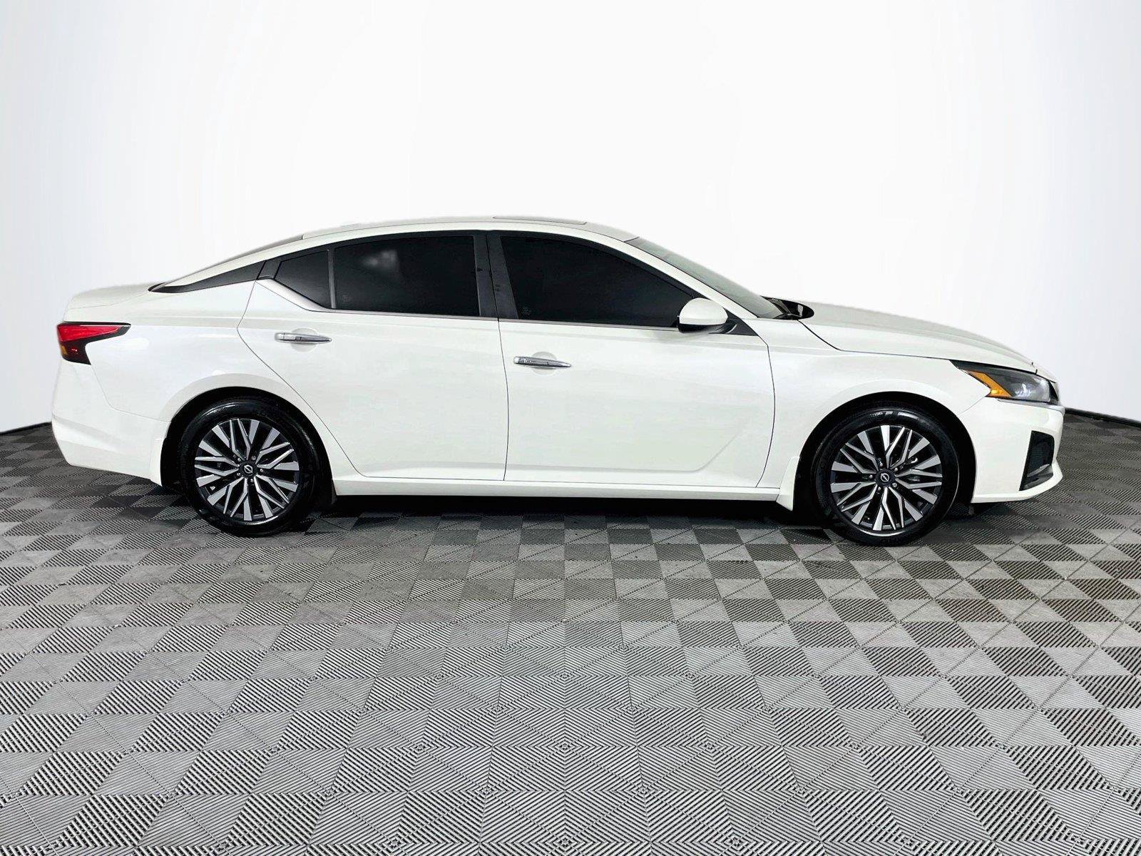 Used 2024 Nissan Altima 2.5 SV w/ SV Premium Package FWD image 10