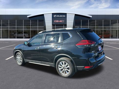 Used 2017 Nissan Rogue SV image 3