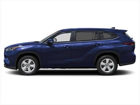 Used 2025 Toyota Highlander LE FWD image 3