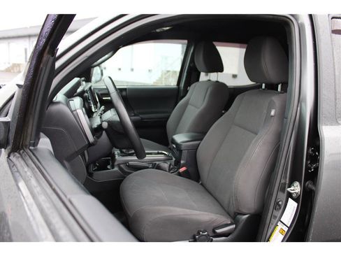 Used 2017 Toyota Tacoma TRD Off-Road w/ Premium & Technology Package image 8