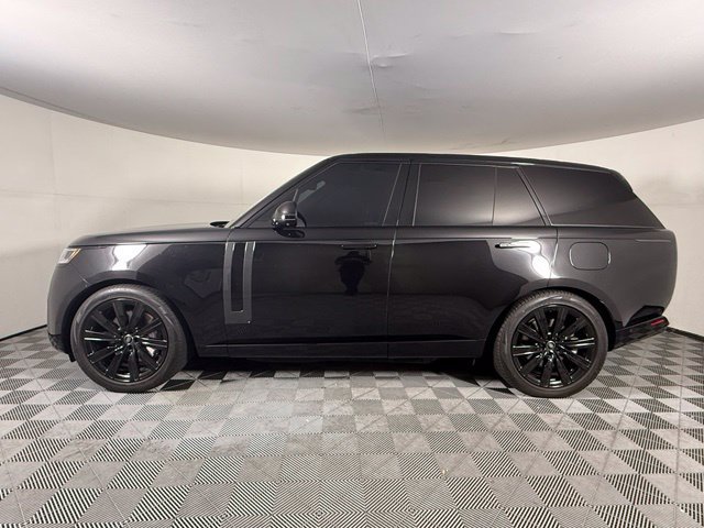 Used 2025 Land Rover Range Rover SE AWD/4WD image 3