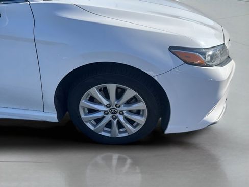 Used 2019 Toyota Camry SE FWD image 12