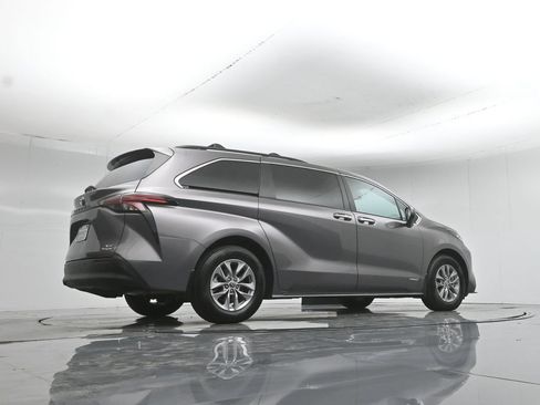 Used 2021 Toyota Sienna XLE FWD image 53