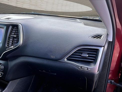 Used 2019 Jeep Cherokee Latitude Plus FWD image 14