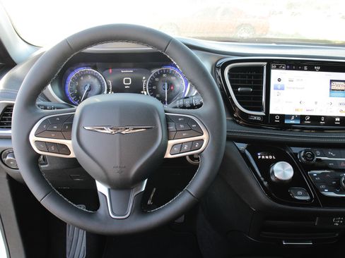 New 2026 Chrysler Pacifica Select image 8