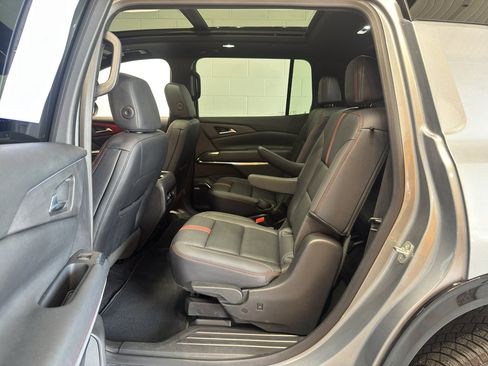 Used 2025 Chevrolet Traverse RS AWD/4WD image 10