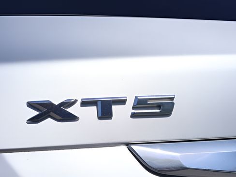 Used 2018 Cadillac XT5 Premium Luxury FWD image 7