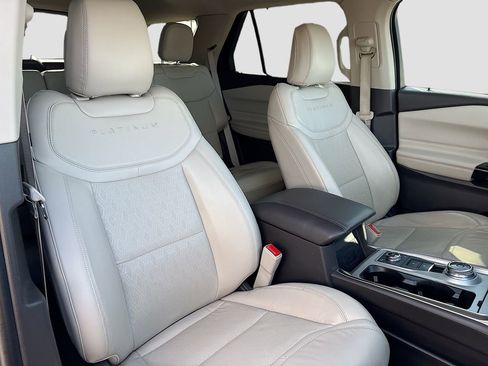 Used 2023 Ford Explorer Platinum w/ Technology Package AWD/4WD image 31