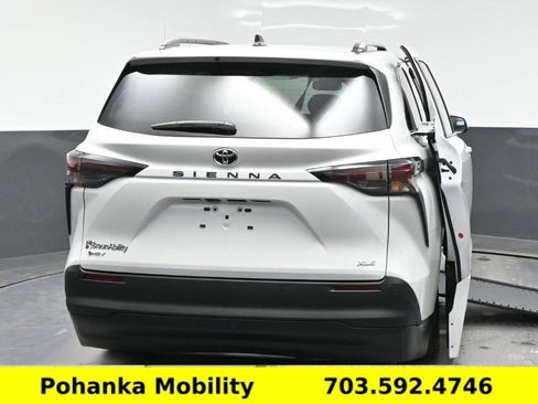 Used 2026 Toyota Sienna XLE FWD image 19