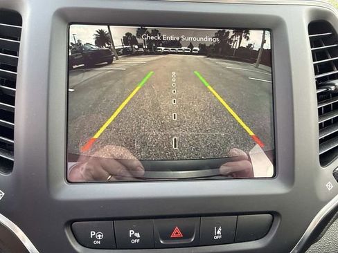 Used 2023 Jeep Cherokee Altitude Lux AWD/4WD image 25