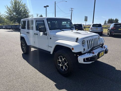 Used 2015 Jeep Wrangler Unlimited Sahara w/ Connectivity Group AWD/4WD image 3