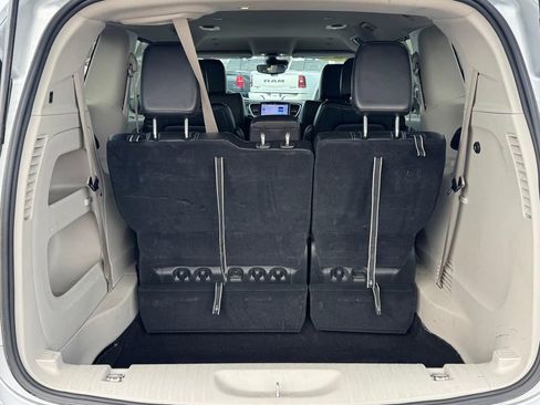 Used 2024 Chrysler Pacifica Touring-L FWD image 5