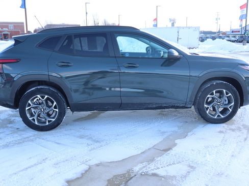 Used 2025 Chevrolet Trax LT w/ LPO, Blackout Package image 5