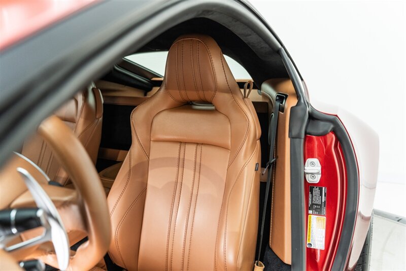 Used 2020 Aston Martin V8 Vantage Coupe RWD image 38