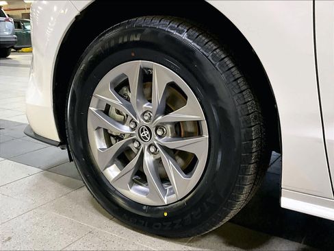 Used 2024 Toyota Sienna LE image 7