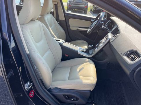 Used 2017 Volvo V60 T5 Premier w/ Convenience Package FWD image 19