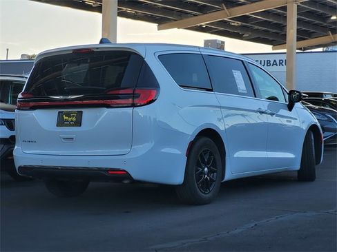 Certified 2025 Chrysler Pacifica Select image 4