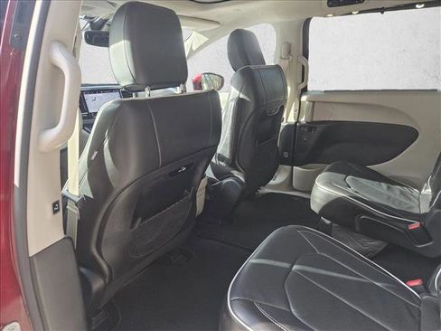 Used 2021 Chrysler Pacifica Limited image 13