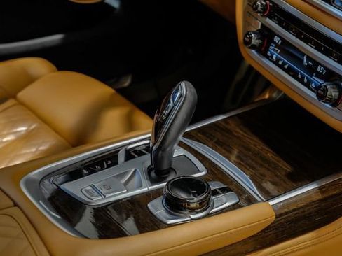 Used 2022 BMW 750i xDrive w/ Luxury Rear Seating Package AWD/4WD image 32