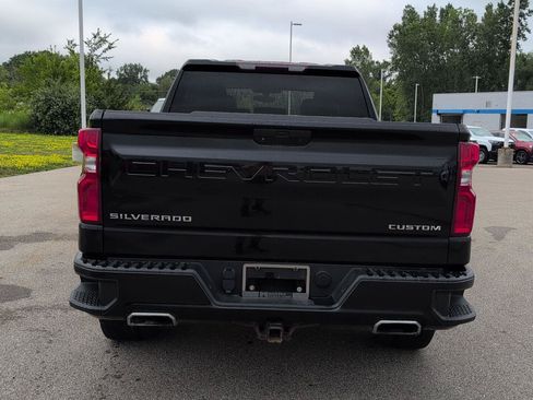 Used 2019 Chevrolet Silverado 1500 Custom w/ Custom Convenience Package AWD/4WD image 4