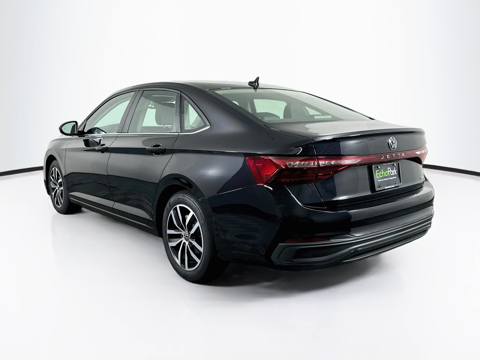 Used 2025 Volkswagen Jetta SE FWD image 5