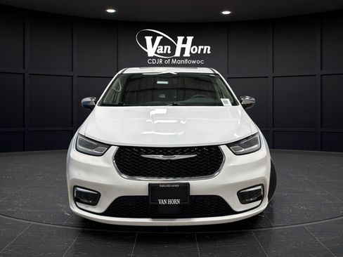 Used 2023 Chrysler Pacifica Limited w/ Uconnect Theater Family Group FWD image 8