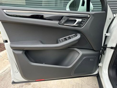 Used 2026 Porsche Macan AWD/4WD image 18