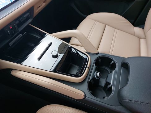 Certified 2026 Porsche Cayenne E-Hybrid Coupe AWD/4WD image 27